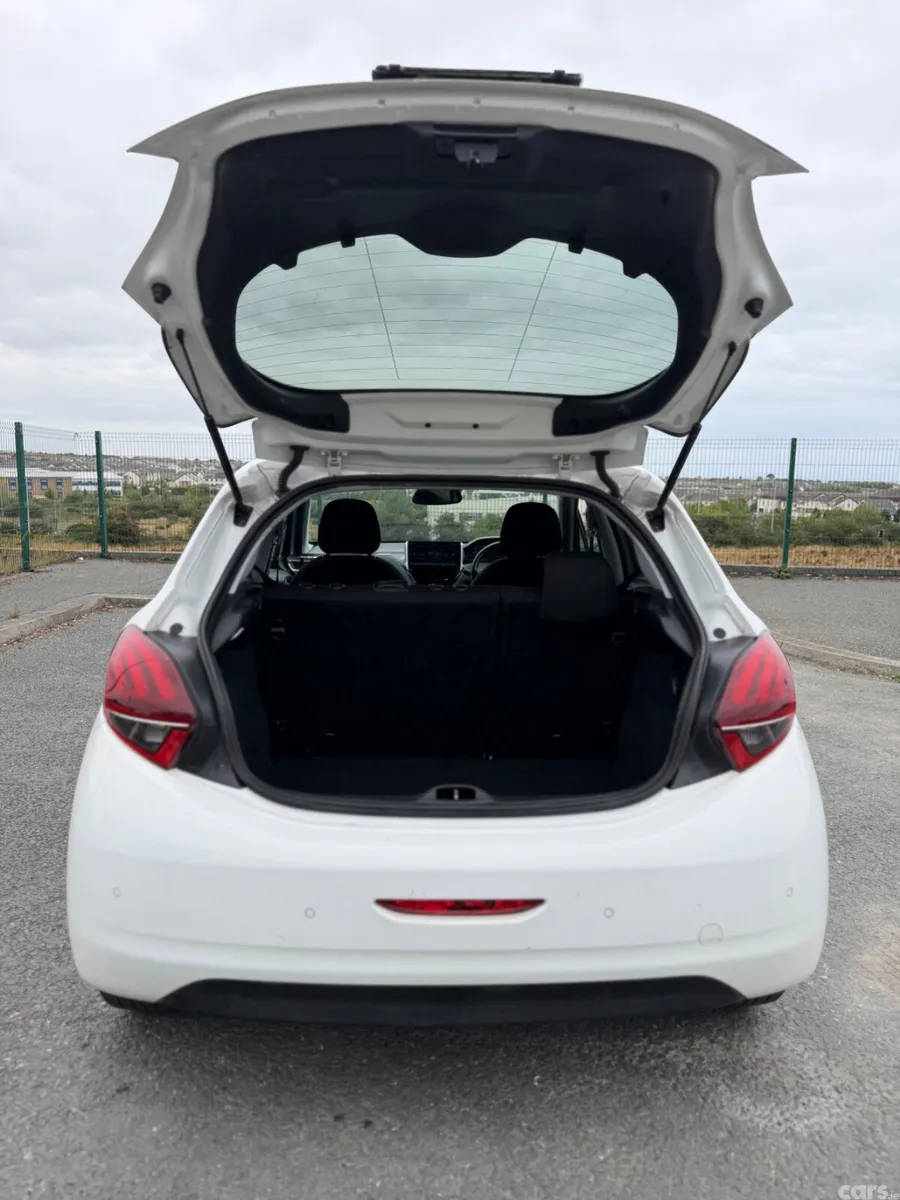 Peugeot 208 Hatchback, Petrol, 2017, White
