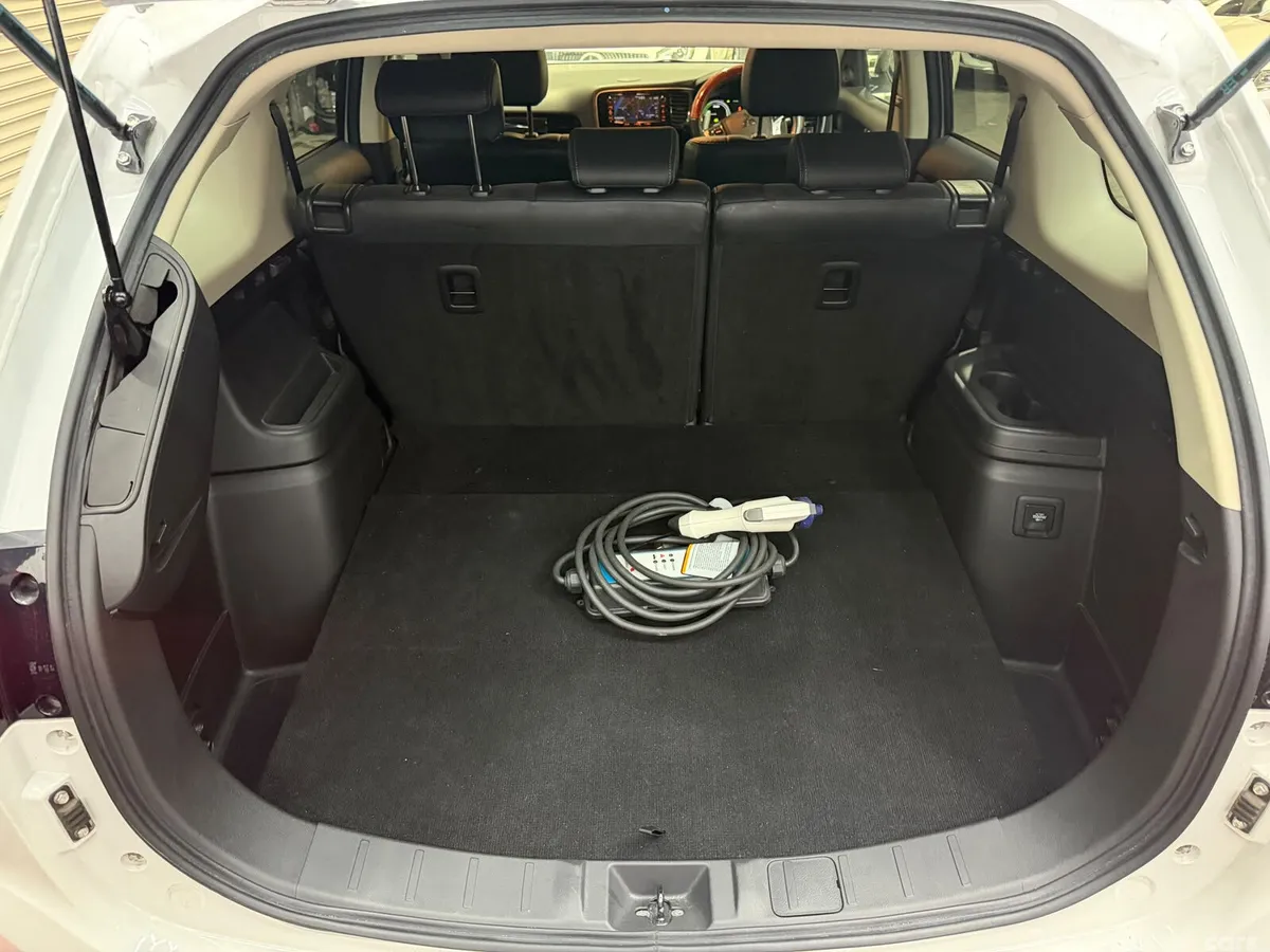 Mitsubishi Outlander SUV, Petrol Plug-in Hybrid, 2016, White