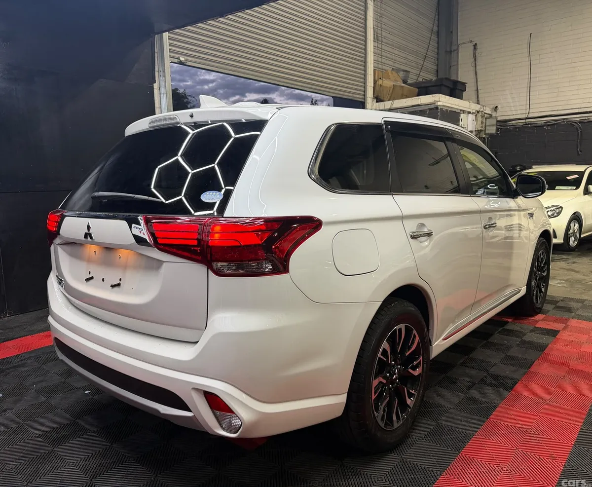 Mitsubishi Outlander SUV, Petrol Plug-in Hybrid, 2016, White