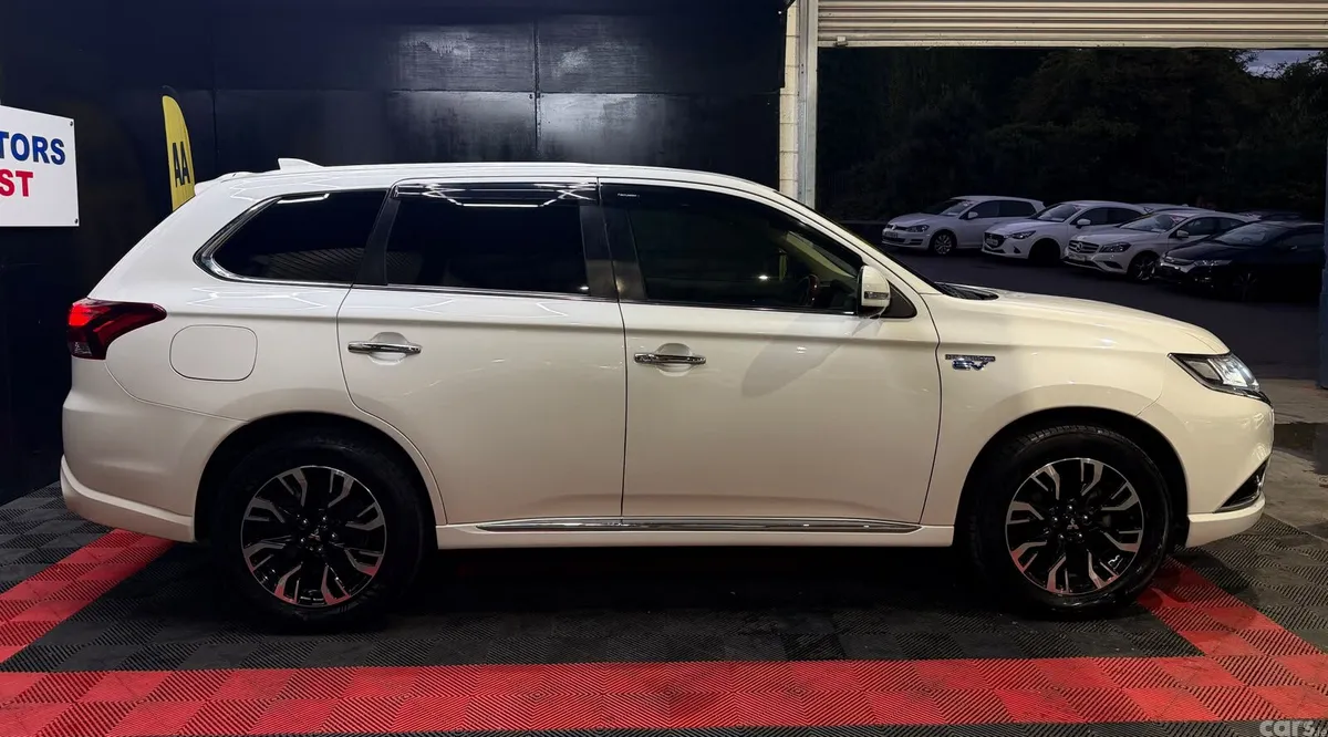 Mitsubishi Outlander SUV, Petrol Plug-in Hybrid, 2016, White