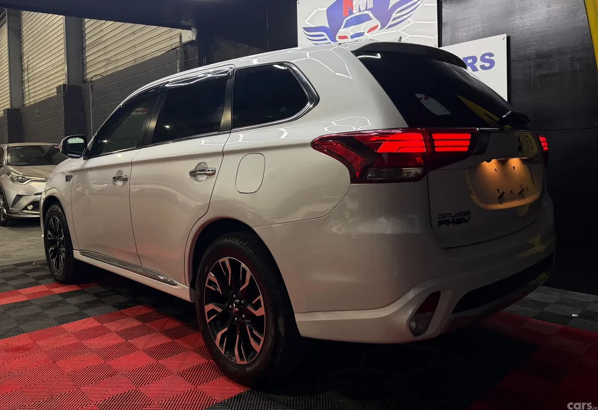 Mitsubishi Outlander SUV, Petrol Plug-in Hybrid, 2016, White