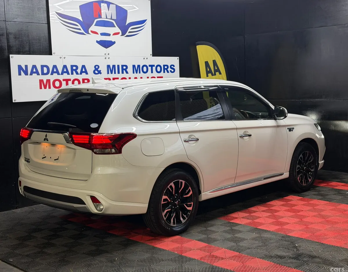 Mitsubishi Outlander SUV, Petrol Plug-in Hybrid, 2016, White
