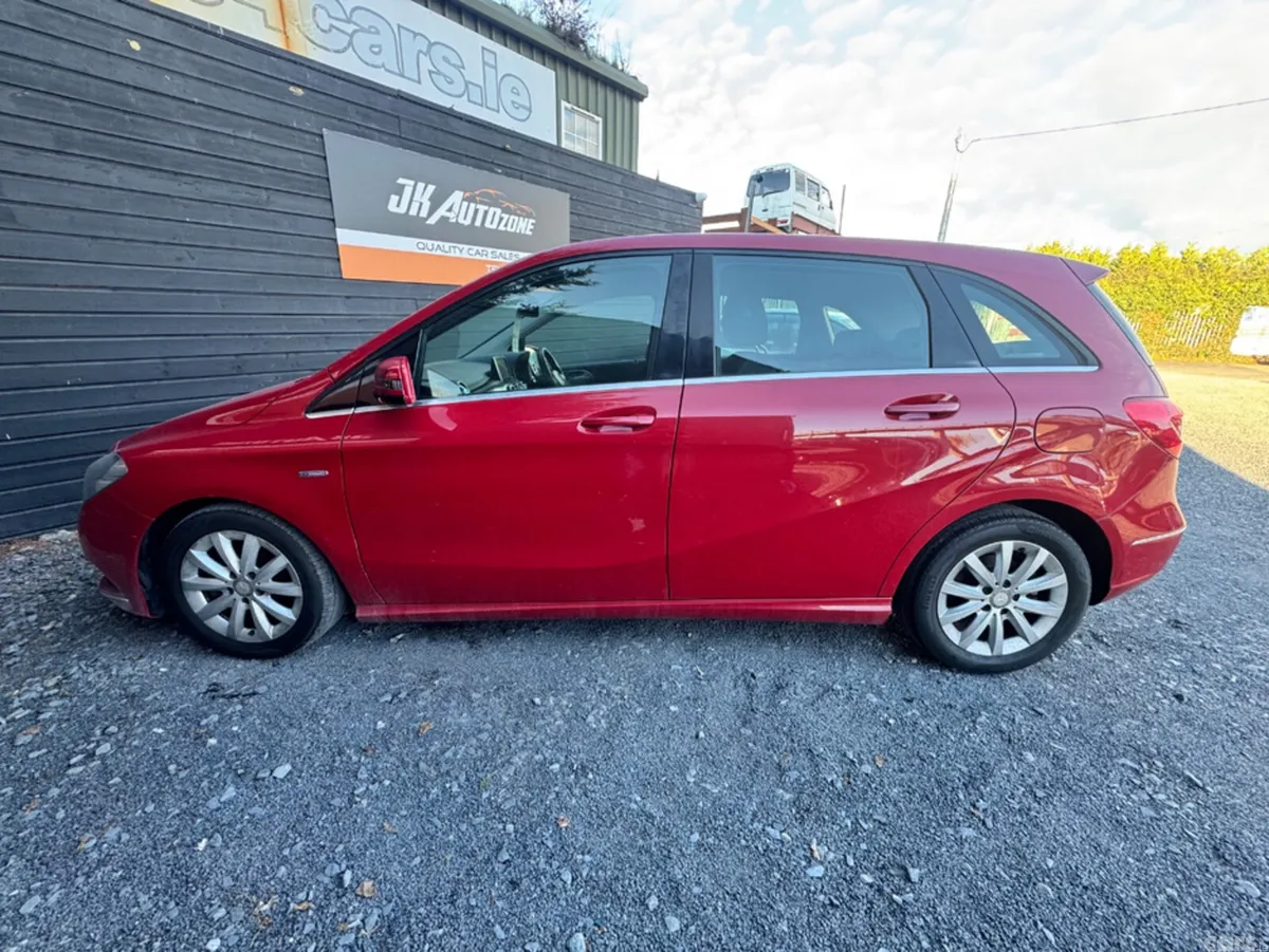 Mercedes-Benz B-Class Hatchback, Petrol, 2012, Red