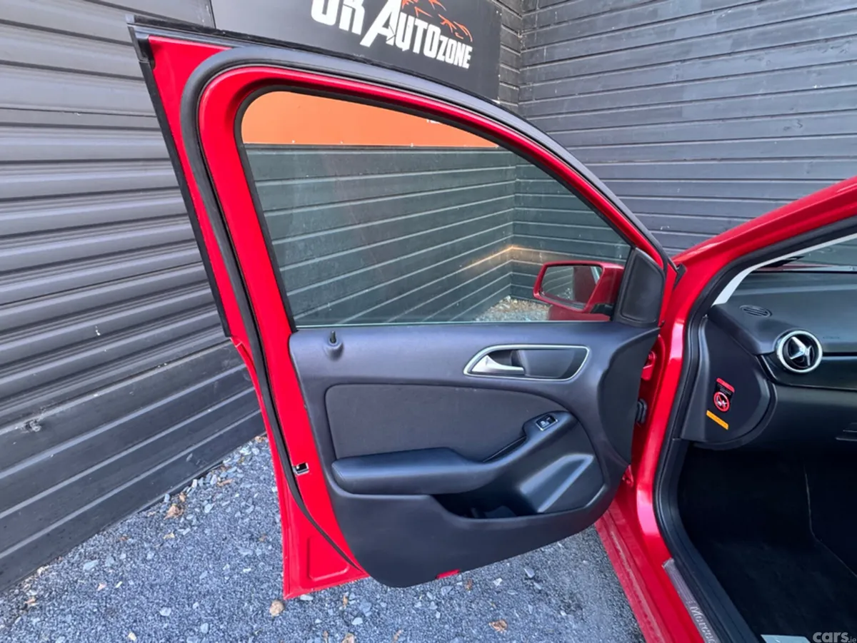 Mercedes-Benz B-Class Hatchback, Petrol, 2012, Red