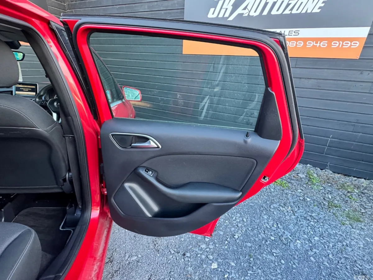 Mercedes-Benz B-Class Hatchback, Petrol, 2012, Red
