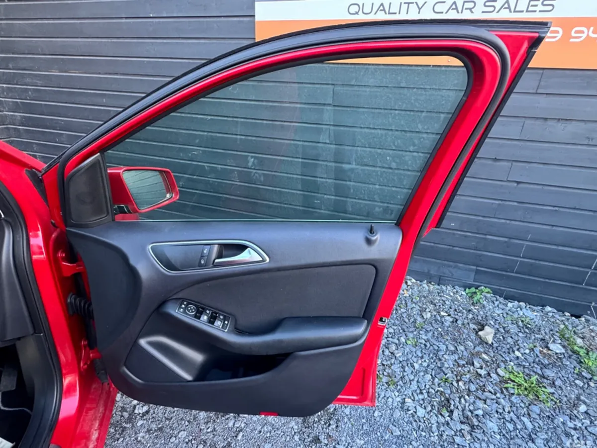 Mercedes-Benz B-Class Hatchback, Petrol, 2012, Red