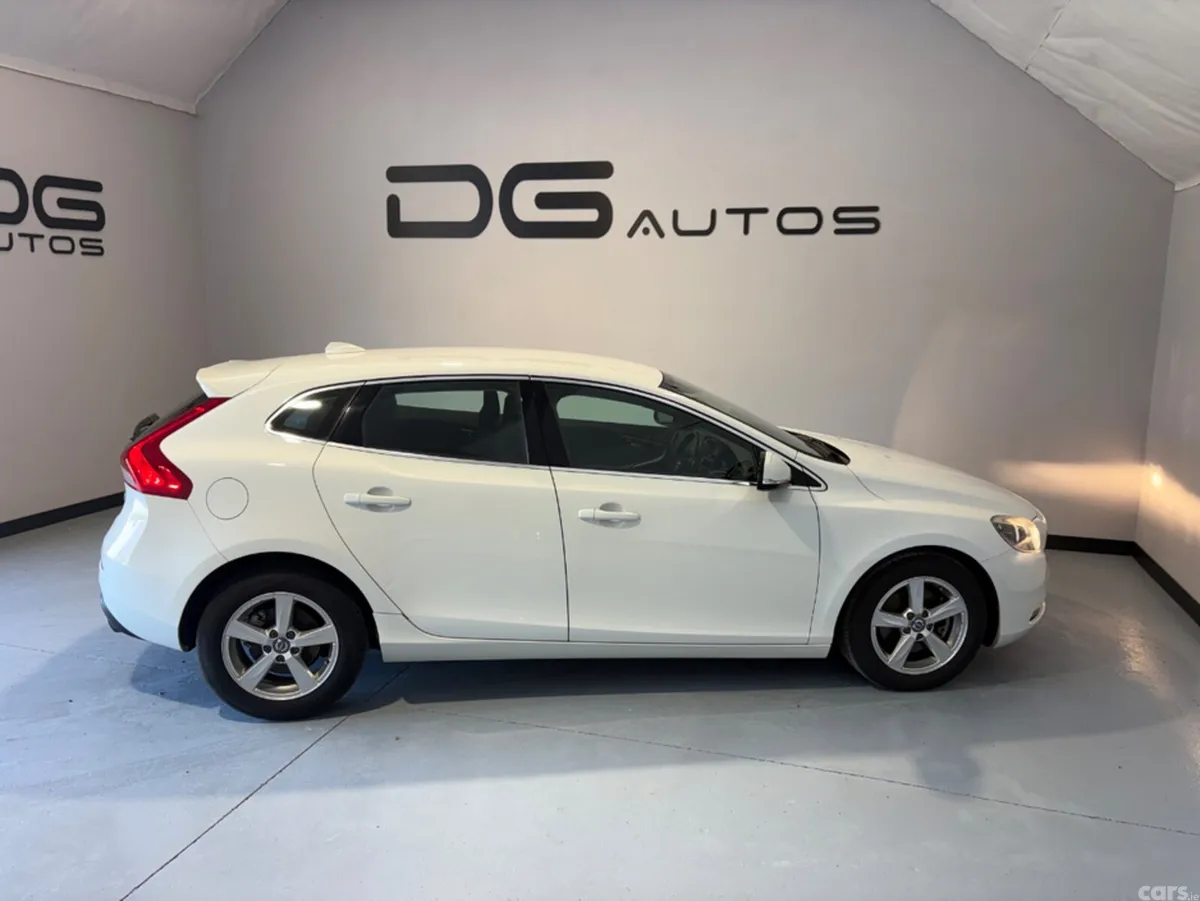 Volvo V40 Hatchback, Petrol, 2015, White