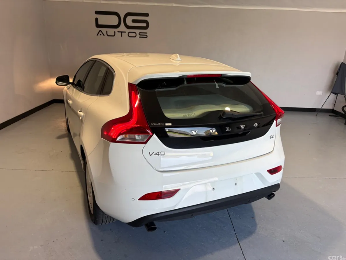 Volvo V40 Hatchback, Petrol, 2015, White