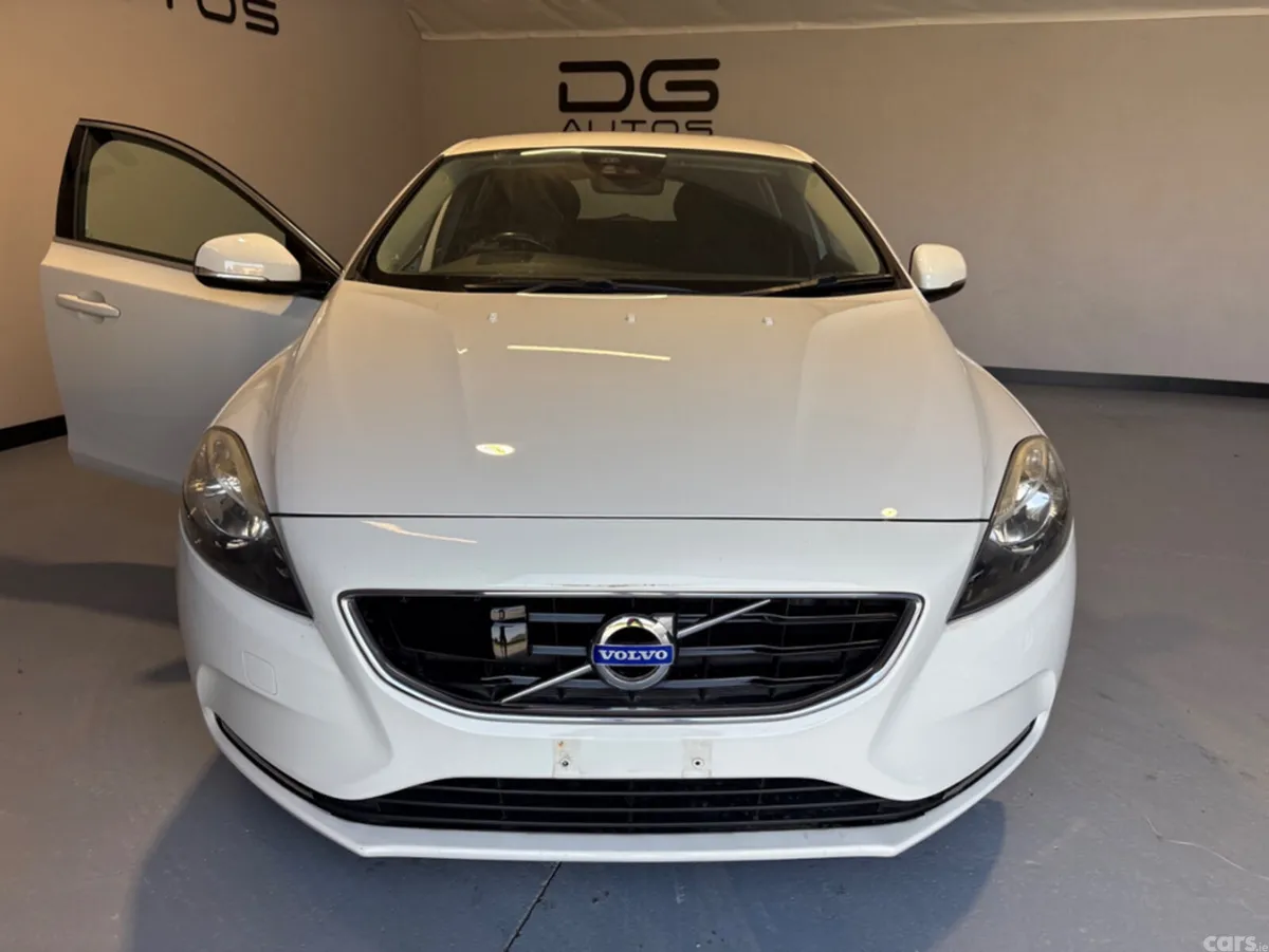 Volvo V40 Hatchback, Petrol, 2015, White