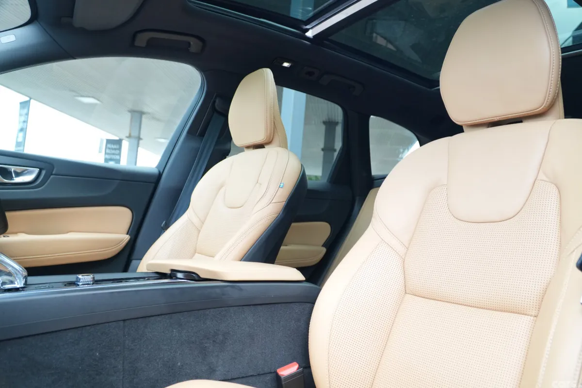 Volvo XC60 Estate, Petrol Plug-in Hybrid, 2023, White