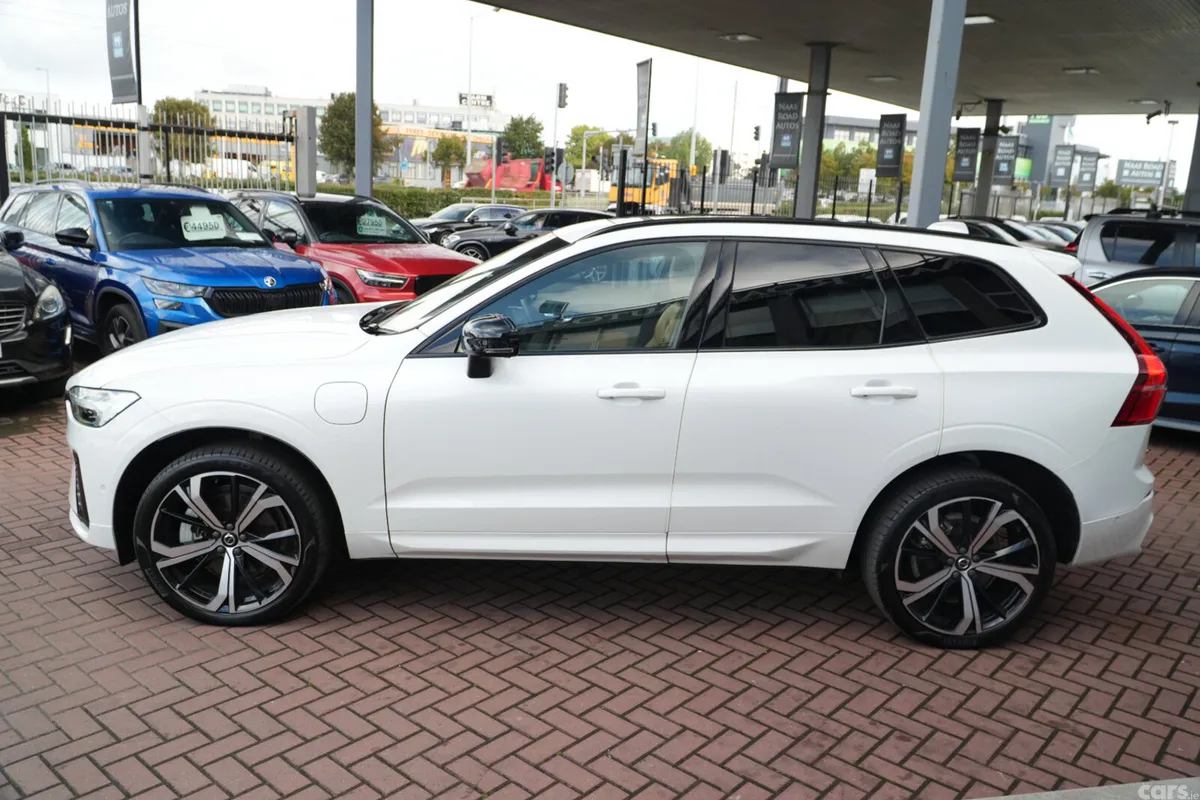Volvo XC60 Estate, Petrol Plug-in Hybrid, 2023, White