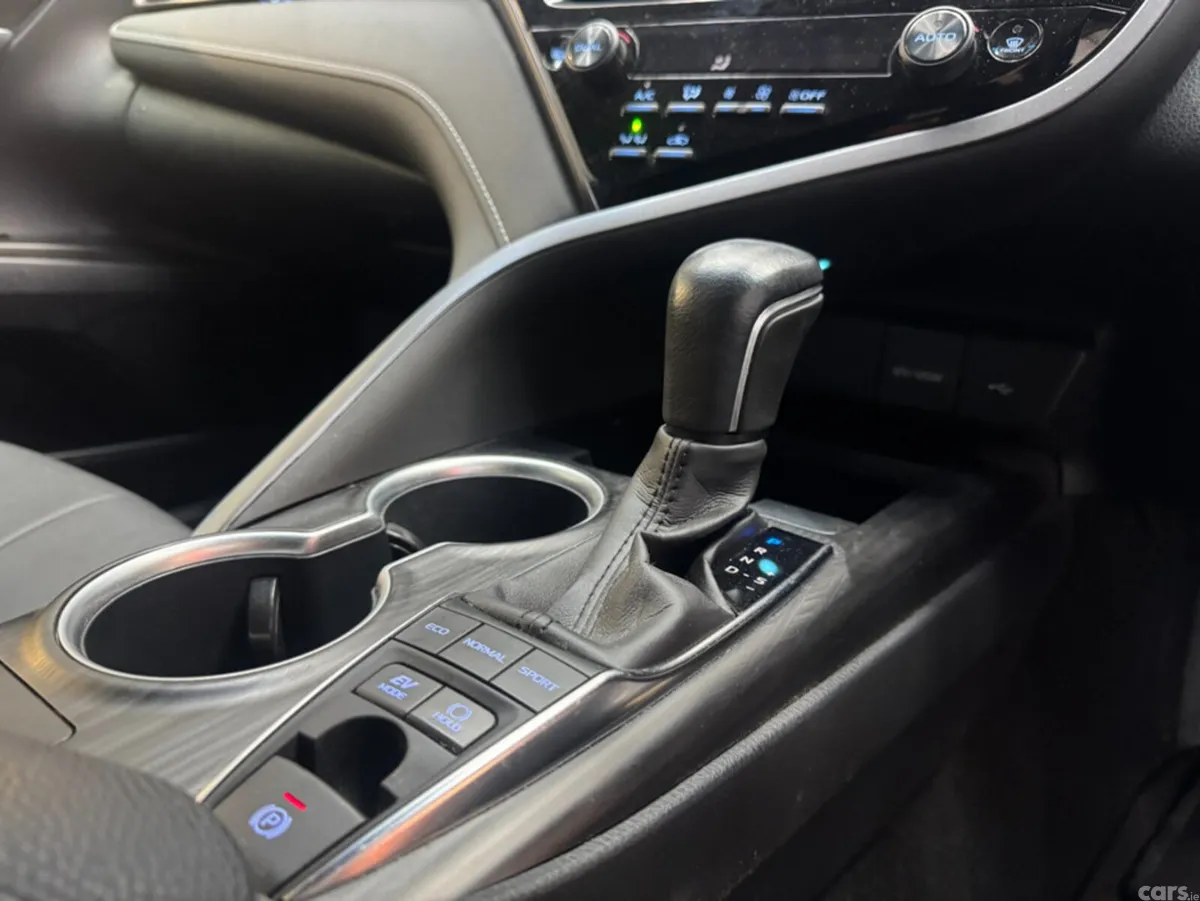Toyota Camry Saloon, Petrol, 2022, White