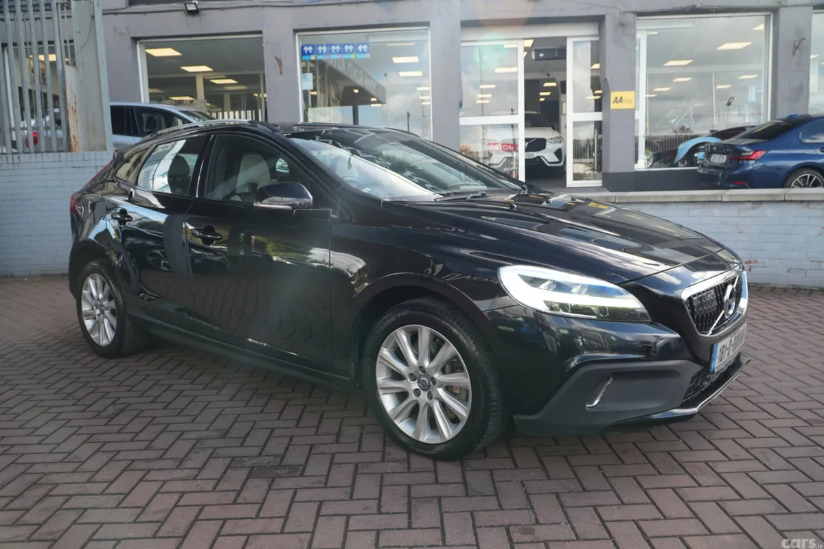 Volvo V40 Hatchback, Diesel, 2018, Black