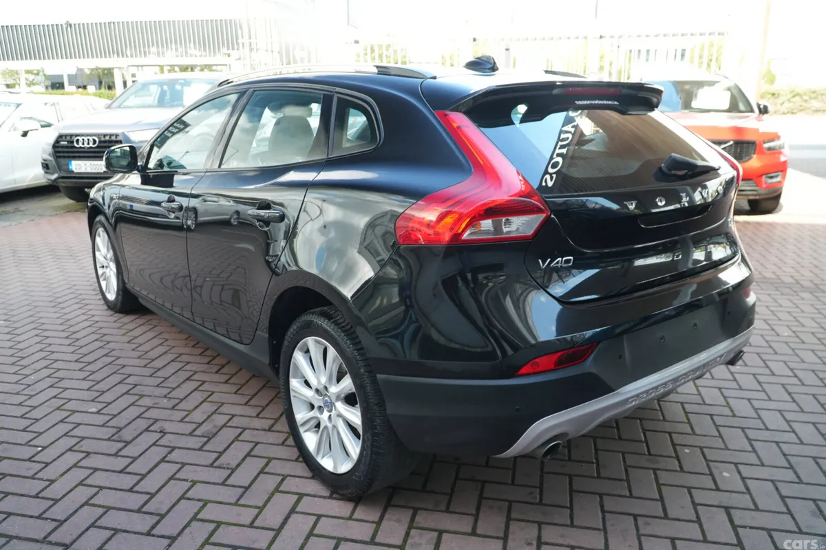 Volvo V40 Hatchback, Diesel, 2018, Black