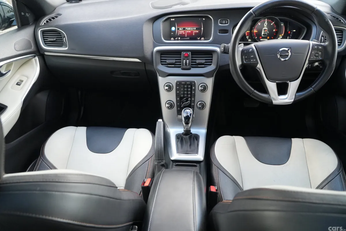 Volvo V40 Hatchback, Diesel, 2018, Black