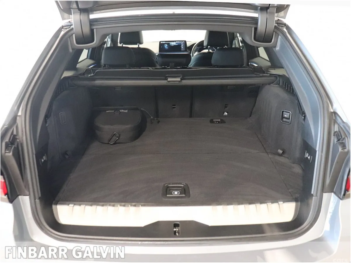 BMW 5-Series Estate, Petrol Plug-in Hybrid, 2023, Grey