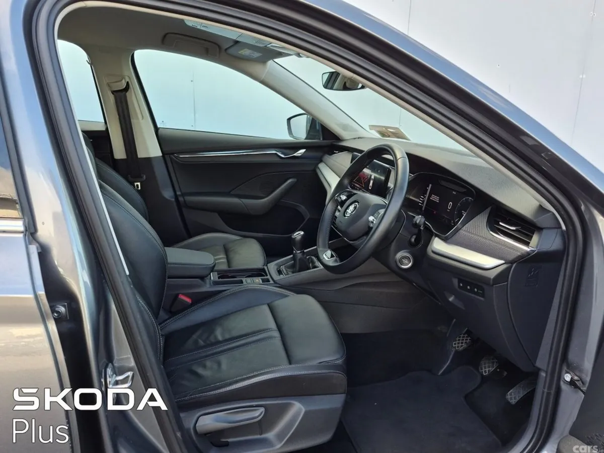 Skoda Octavia Saloon, Petrol, 2023, Grey