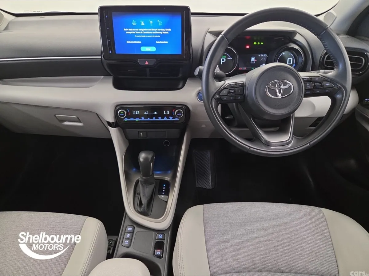 Toyota Yaris Hatchback, Petrol Hybrid, 2023, White