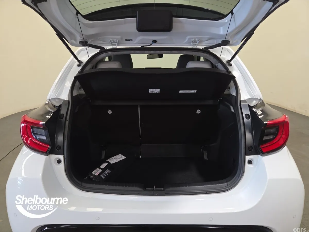 Toyota Yaris Hatchback, Petrol Hybrid, 2023, White