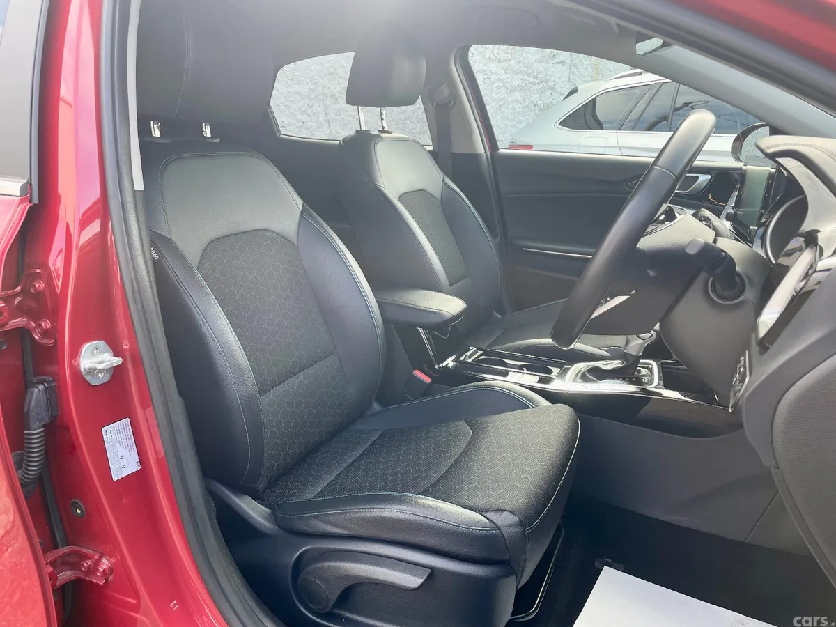Kia XCeed Hatchback, Petrol Plug-in Hybrid, 2023, Red