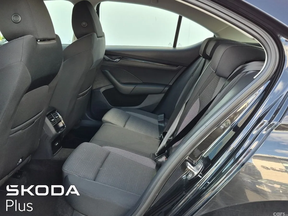 Skoda Octavia Saloon, Diesel, 2023, Black