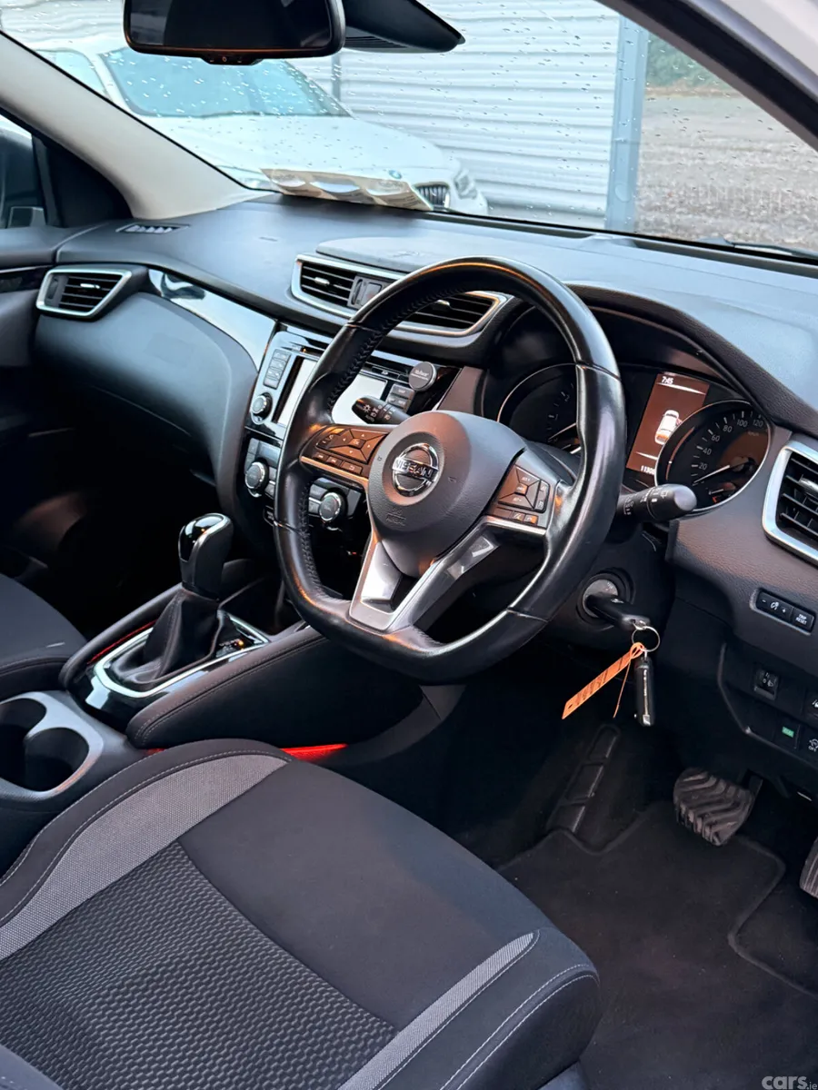 Nissan Qashqai MPV, Petrol, 2018, White