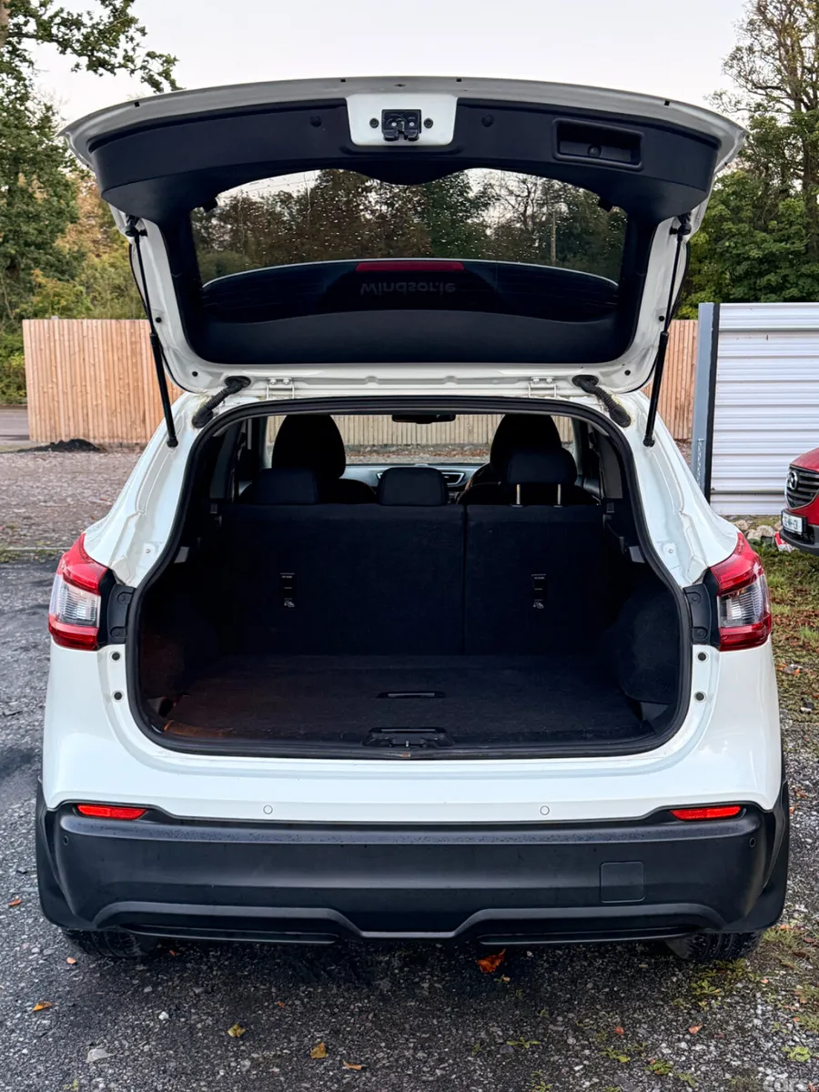 Nissan Qashqai MPV, Petrol, 2018, White