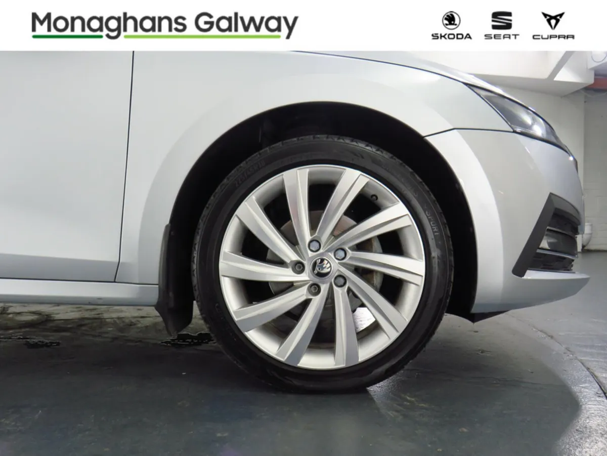 Skoda Octavia Hatchback, Diesel, 2022, Grey