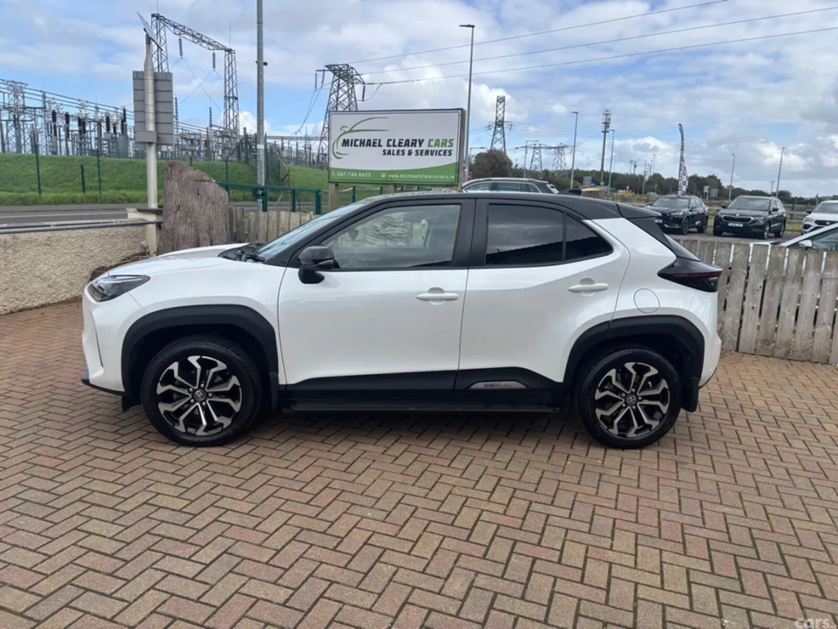 Toyota Yaris Cross Hatchback, Petrol Hybrid, 2023, White