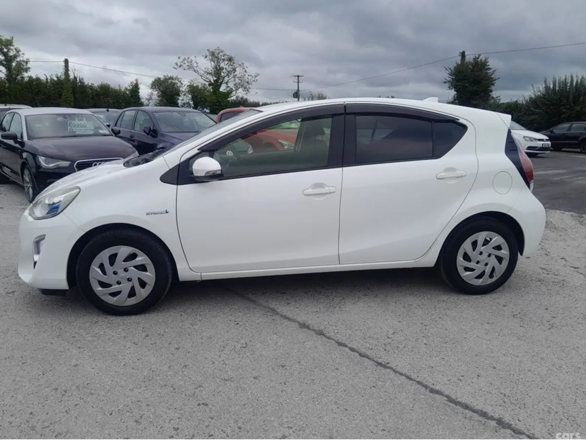 Toyota Aqua Hatchback, Petrol Hybrid, 2016, White