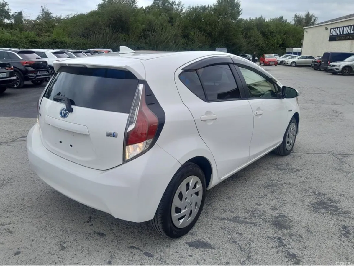 Toyota Aqua Hatchback, Petrol Hybrid, 2016, White