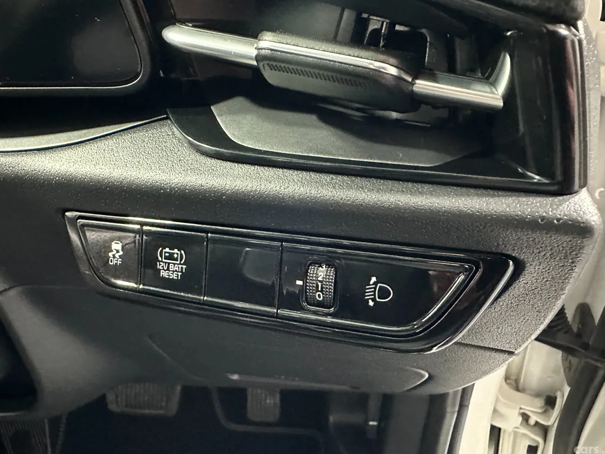 Kia Niro SUV, Petrol Hybrid, 2024, White