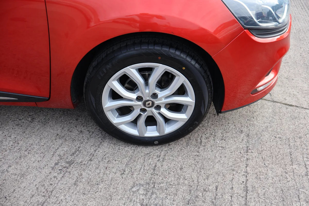Renault Clio Hatchback, Petrol, 2019, Red