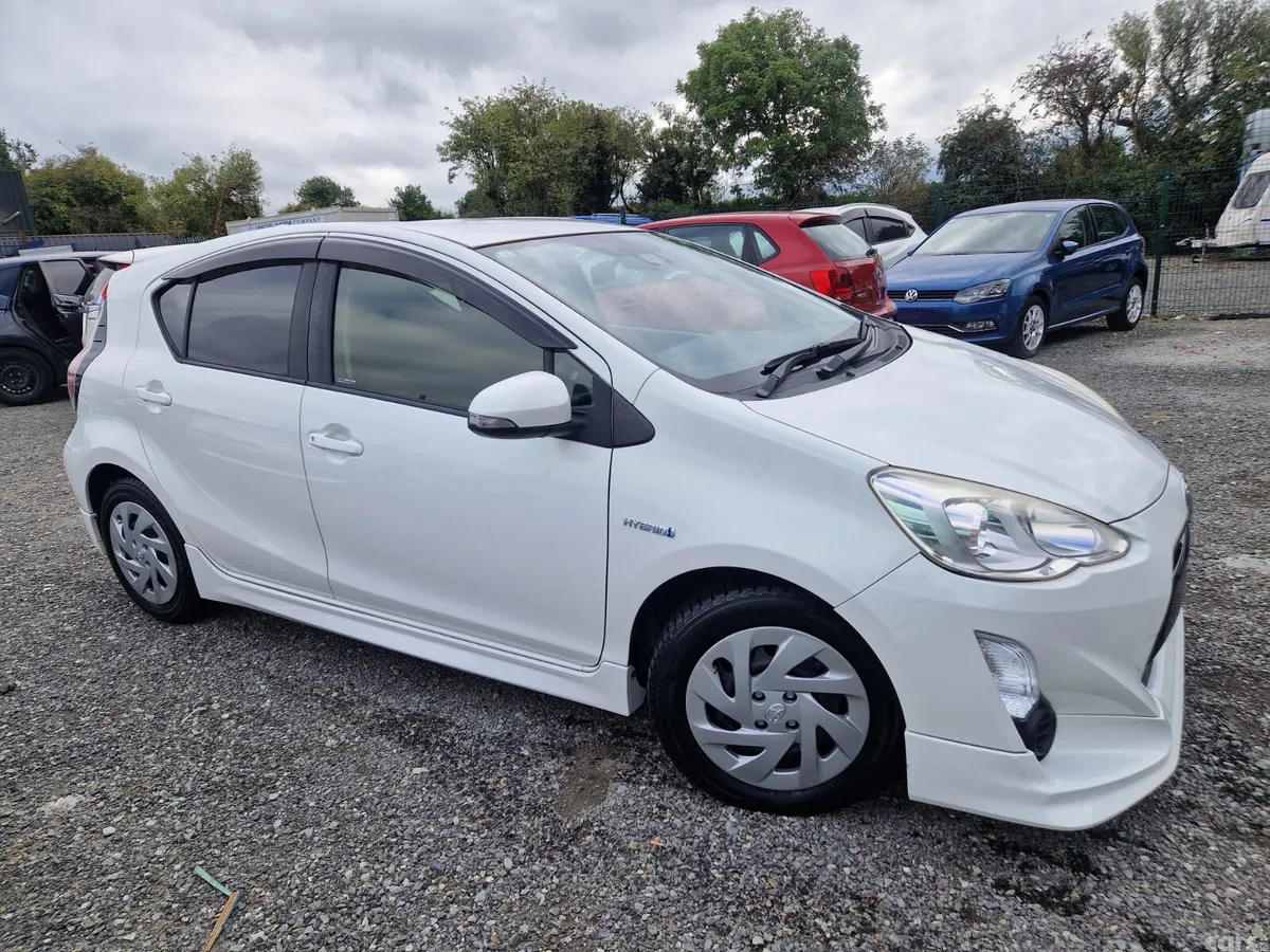 Toyota Aqua Hatchback, Petrol Hybrid, 2017, White