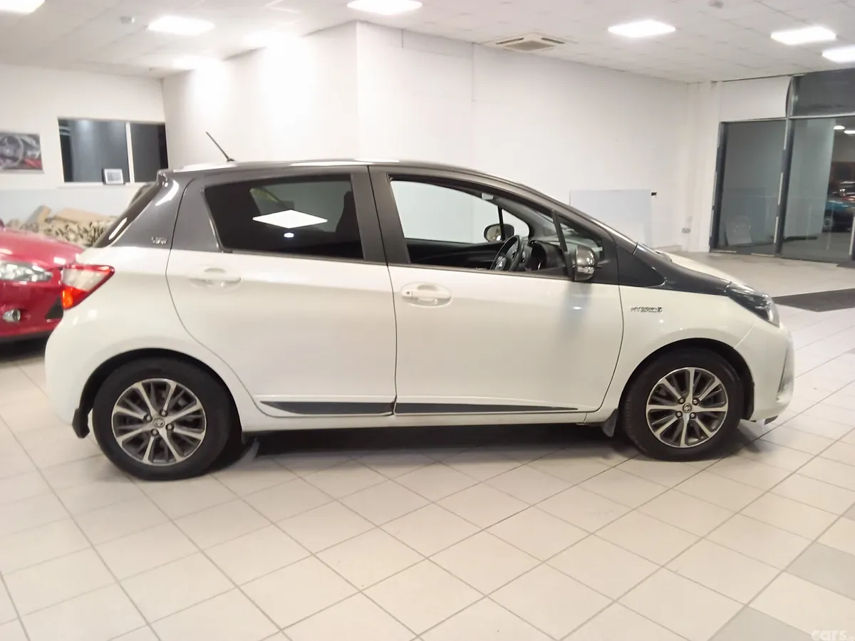 Toyota Yaris MPV, Petrol Hybrid, 2020, White