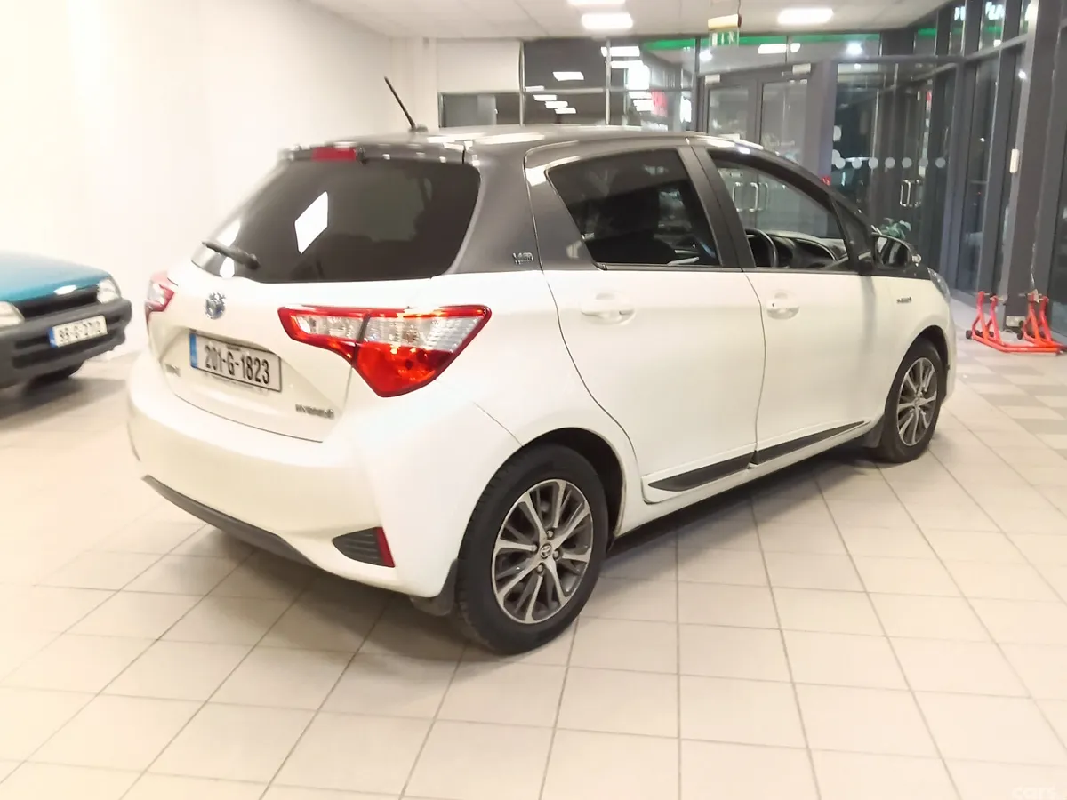 Toyota Yaris MPV, Petrol Hybrid, 2020, White