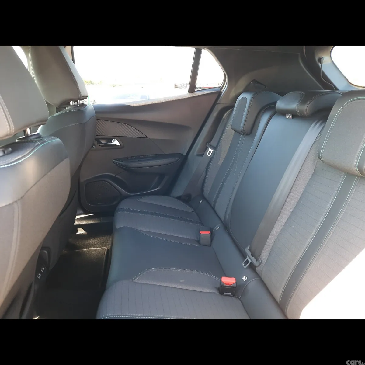 Peugeot 2008 MPV, Petrol, 2023, White