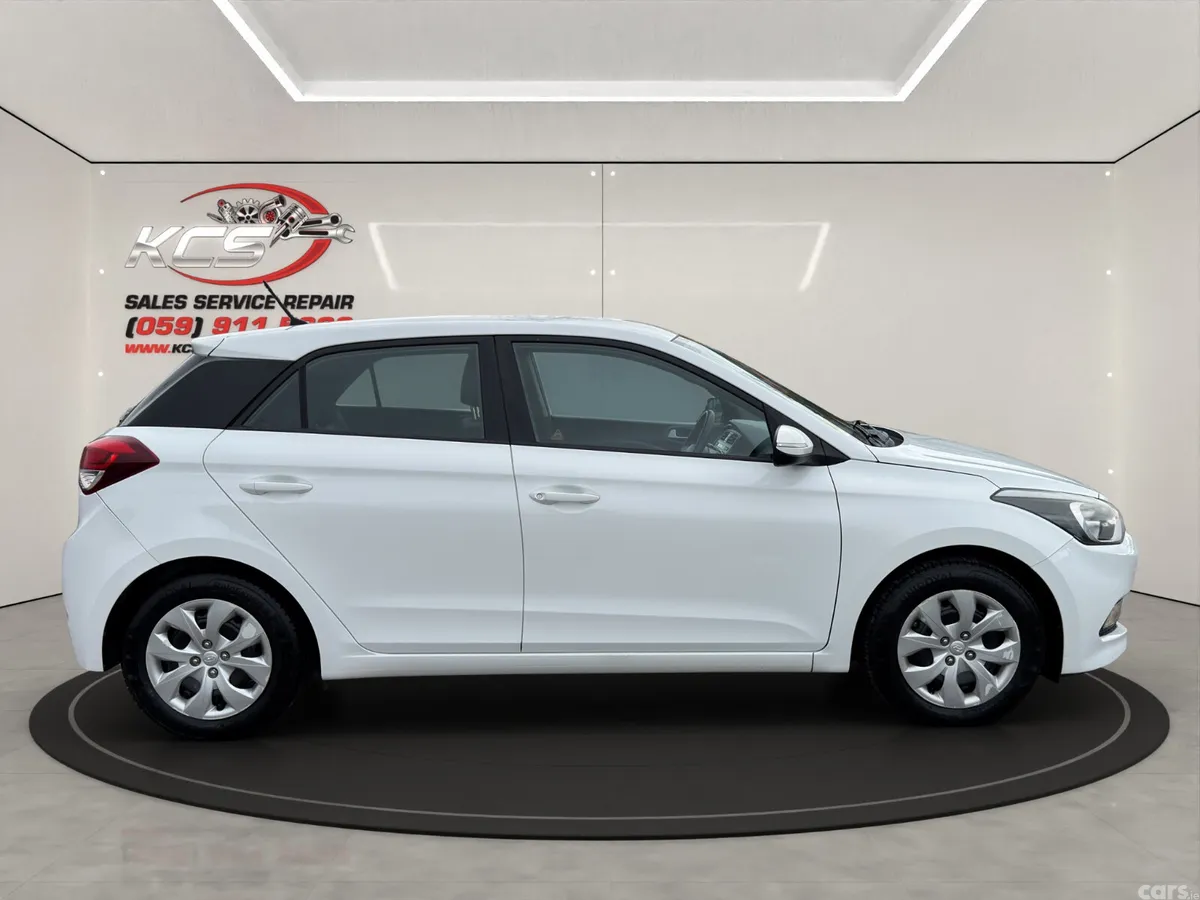 Hyundai i20 Hatchback, Petrol, 2017, White