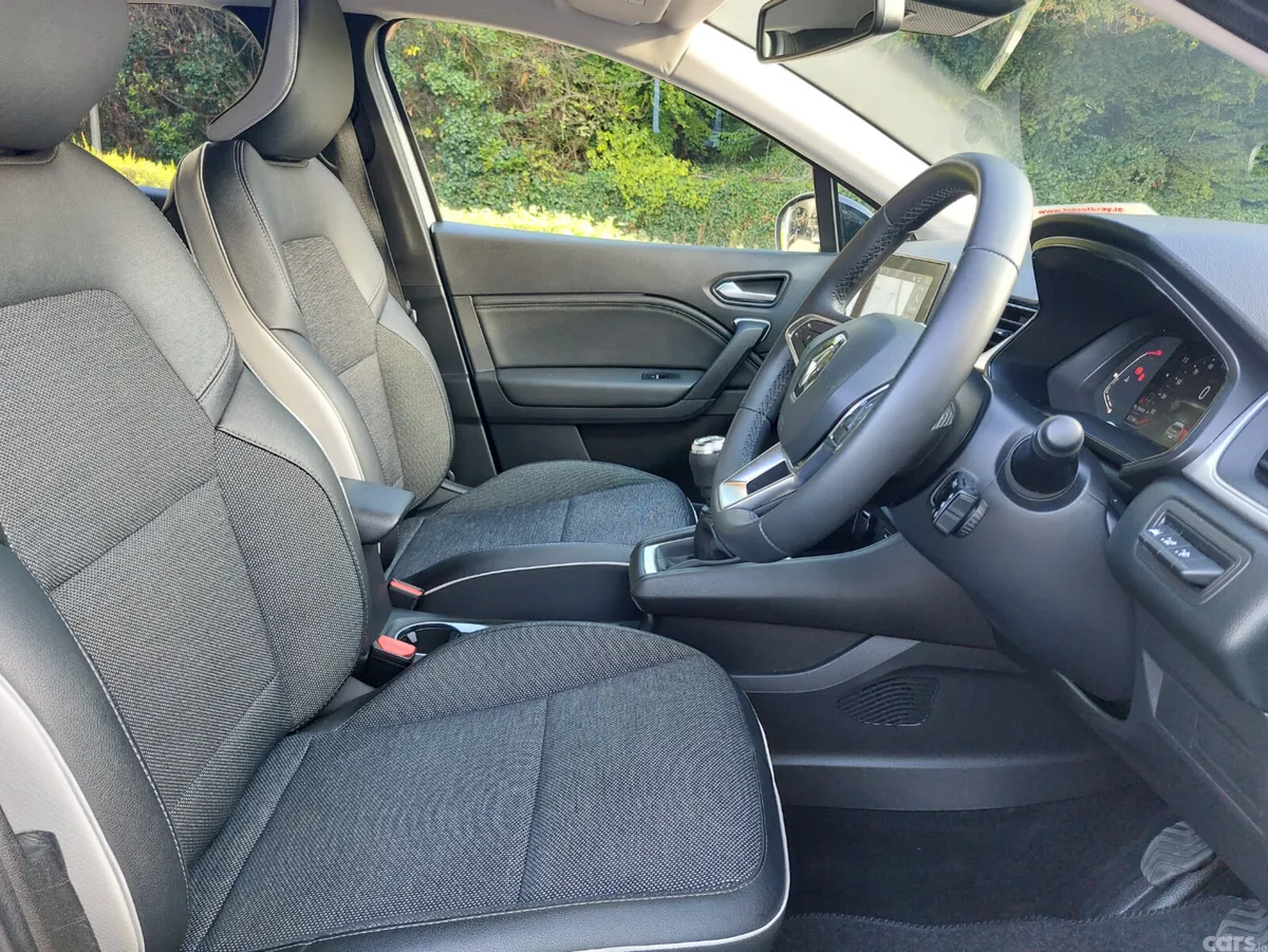 Renault Captur Hatchback, Petrol, 2023, Grey