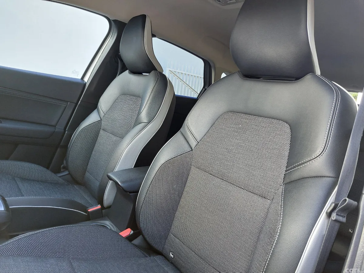 Renault Captur Hatchback, Petrol, 2023, Grey