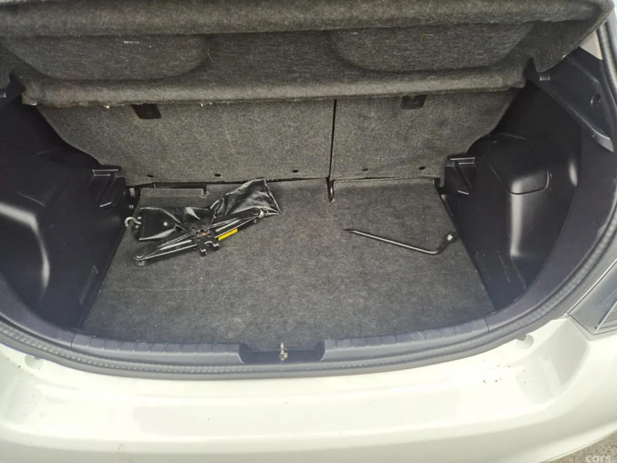Toyota Yaris Hatchback, Petrol, 2014, White