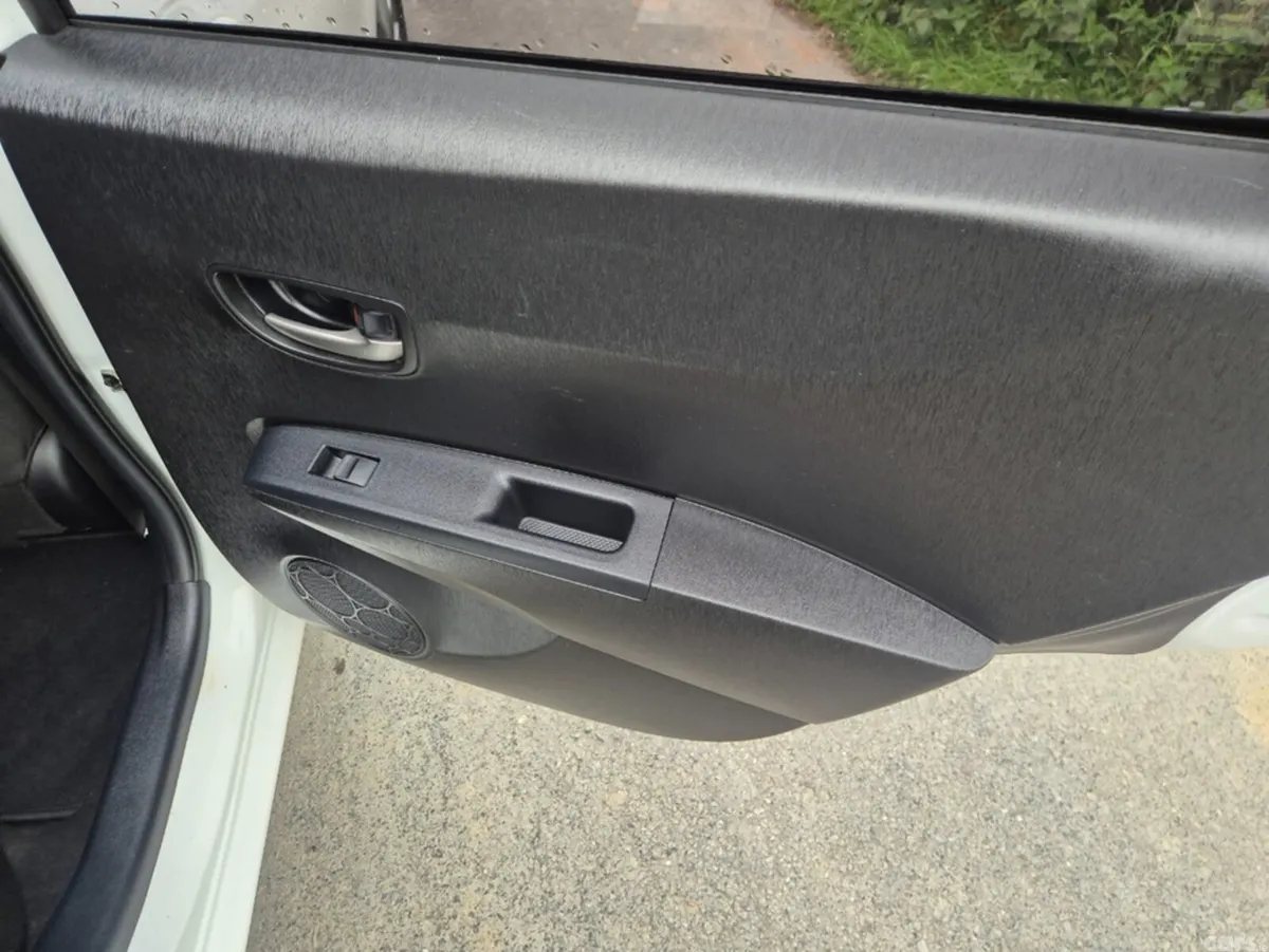 Toyota Yaris Hatchback, Petrol, 2014, White