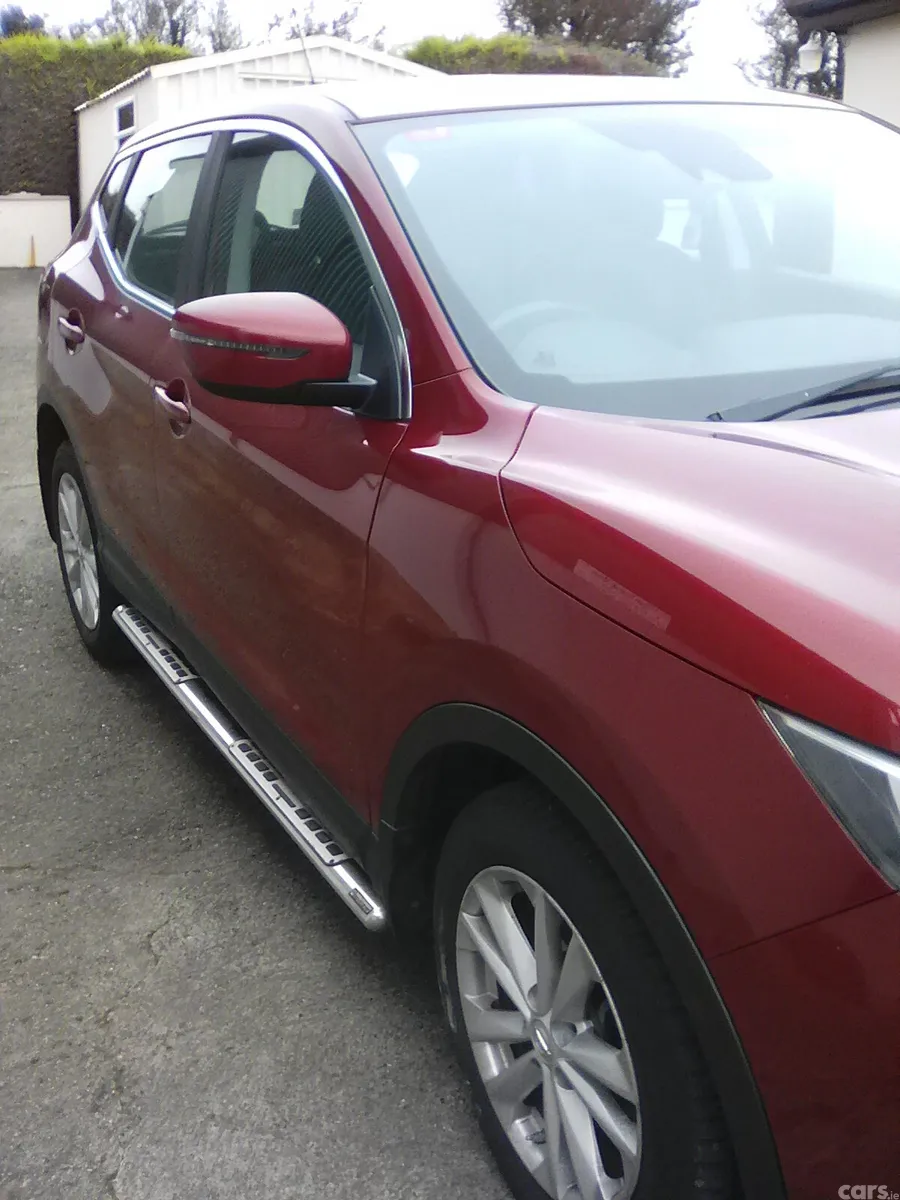 Nissan Qashqai Hatchback, Diesel, 2015, Red