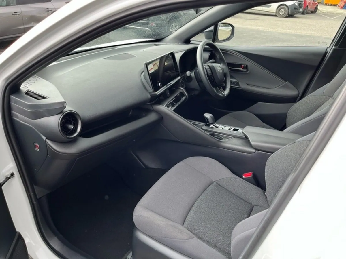 Toyota C-HR SUV, Petrol Hybrid, 2024, White