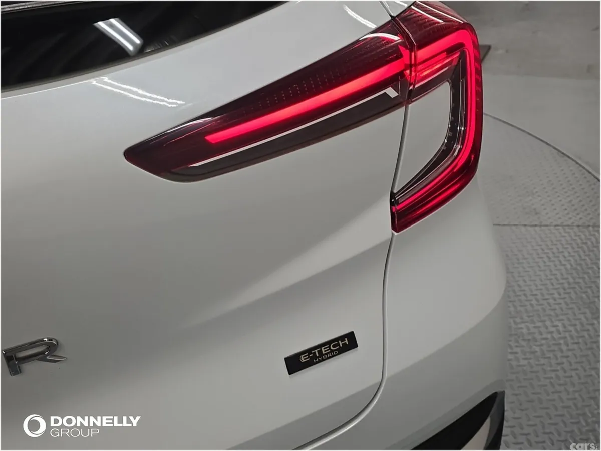 Renault Captur Hatchback, Petrol Hybrid, 2023, White