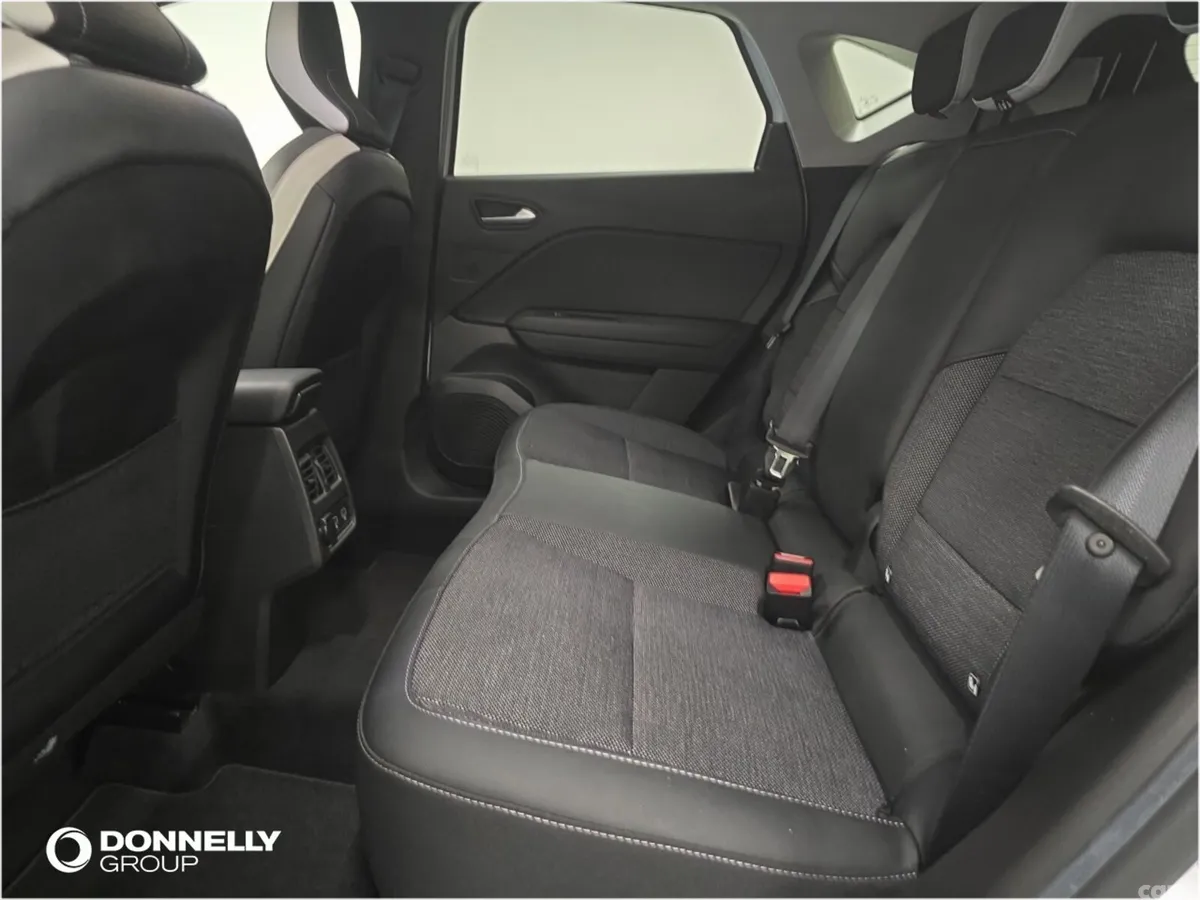 Renault Captur Hatchback, Petrol Hybrid, 2023, White