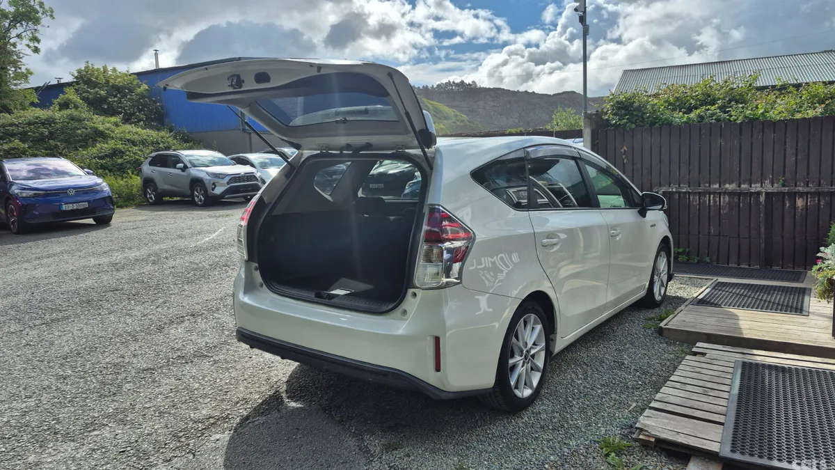 Toyota Prius Saloon, Petrol Hybrid, 2019, White