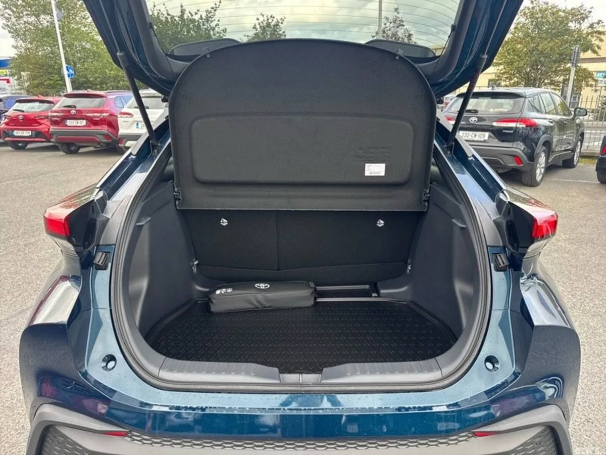 Toyota C-HR SUV, Petrol Hybrid, 2026, Blue