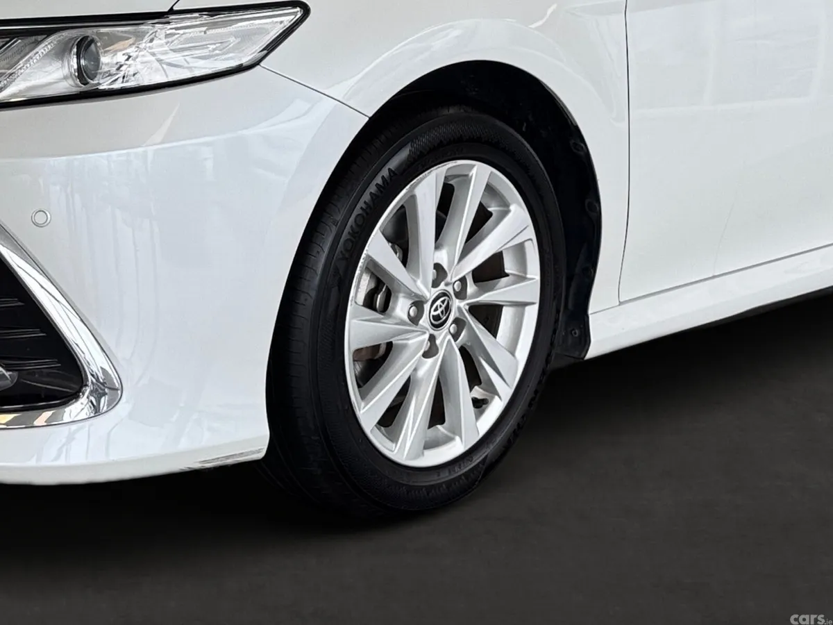 Toyota Camry Saloon, Petrol Hybrid, 2021, White