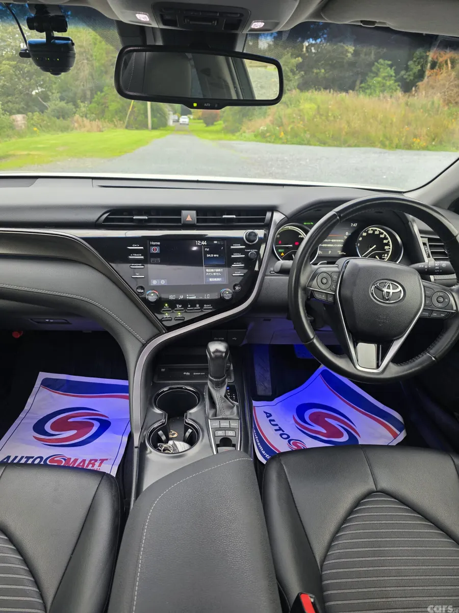 Toyota Camry Saloon, Petrol Hybrid, 2019, White